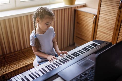 Kind volgt keyboardles in huiselijke setting