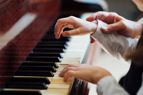 Handen op toetsen tijdens keyboardles
