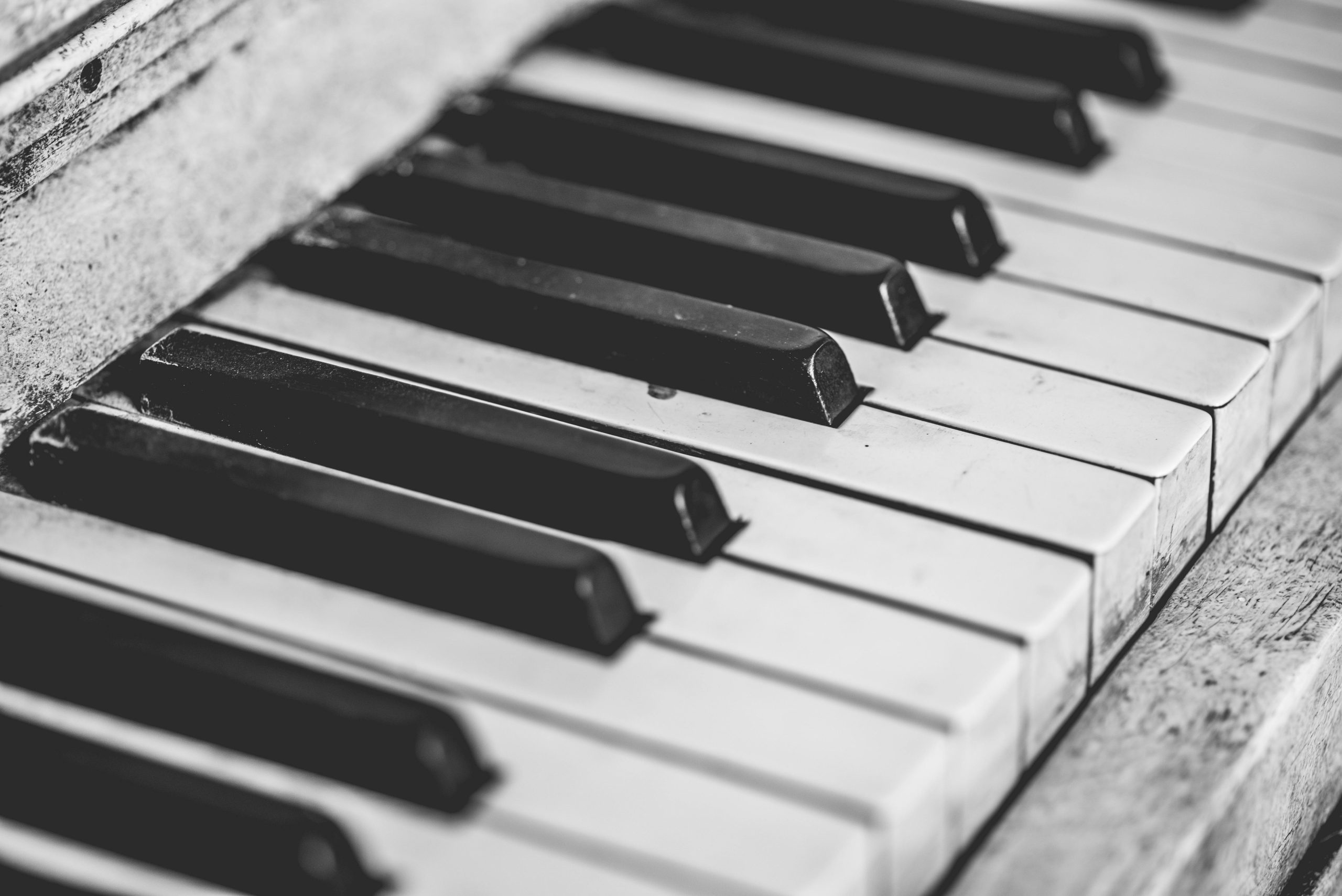 Overzicht van keyboard en piano toetsen in close-up met selectieve focus