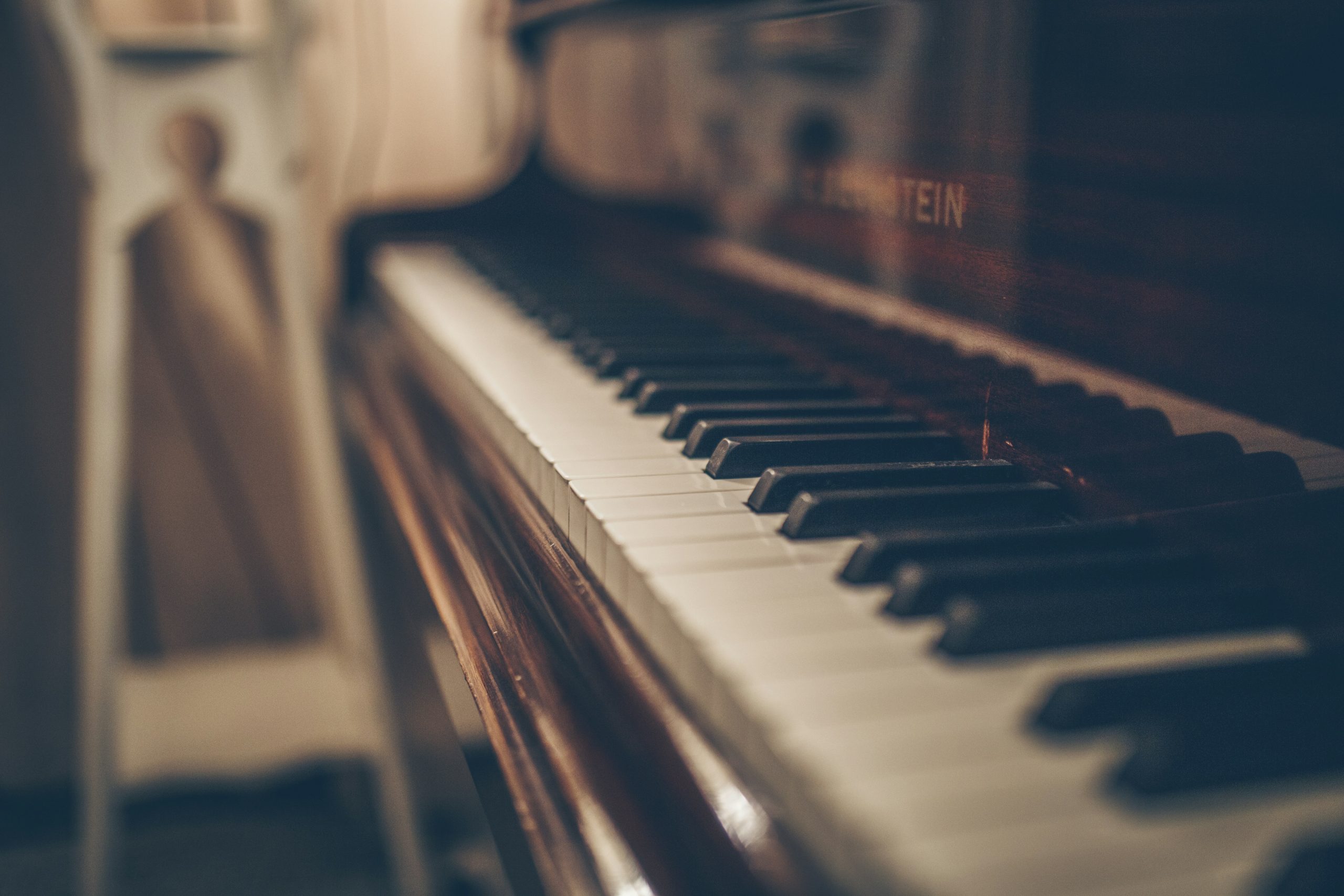 Vergelijking van akoestische piano toetsen met focus op detail en textuur